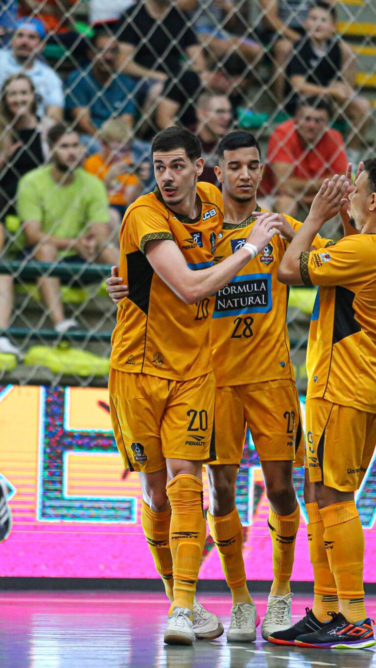 Magnus vence clássico regional e assume liderança da Liga Nacional