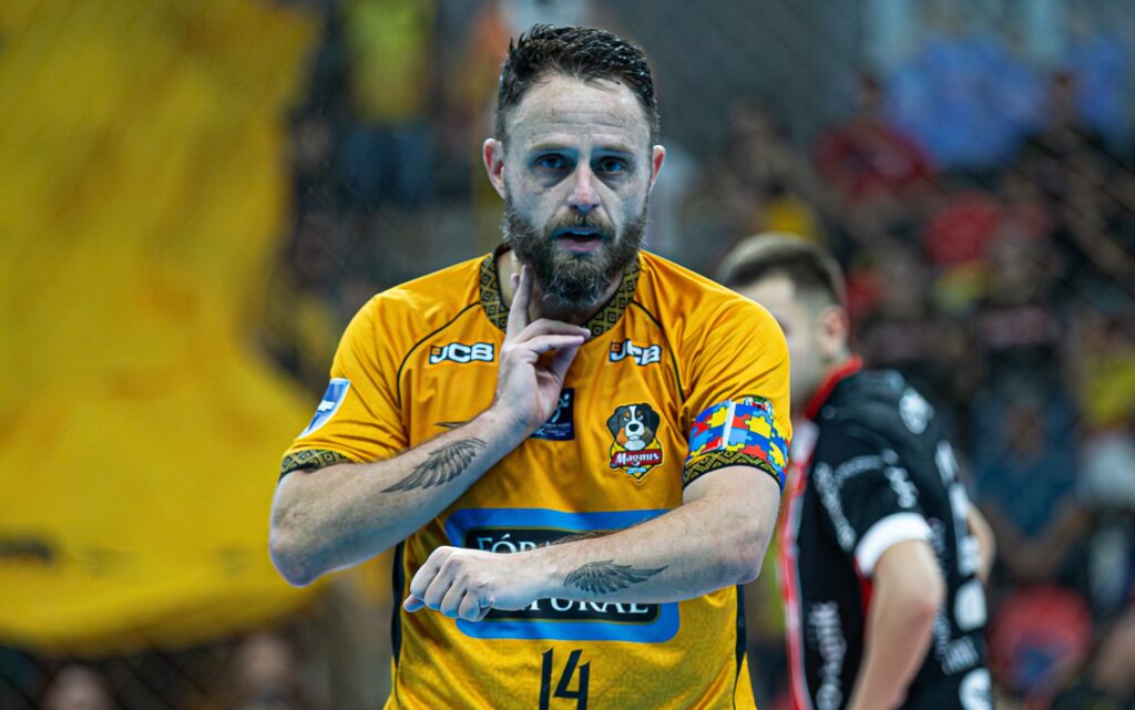 Atleta do Magnus Futsal comemorando durante partida