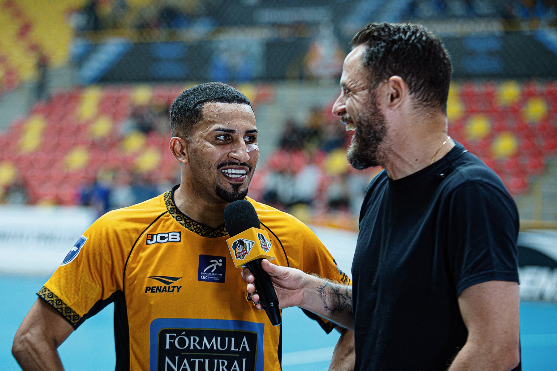 Atleta do Magnus Futsal dando entrevista para a Magnus TV na quadra